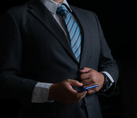 hombre de negocios exitoso en traje con fondo negro 