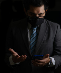 hombre de negocios exitoso en traje con fondo negro 