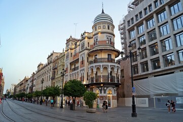 Fototapeta na wymiar Rua perto da Catedral de Sevilha à tarde / Espanha