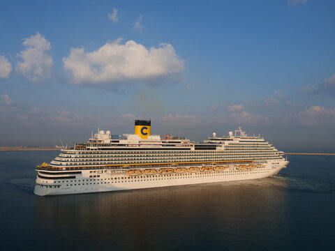 Kreuzfahrtschiff Costa Diadema beim Einlaufen in den Hafen von Dubai, Vereinigte Arabische Emirate am 30.11.2019