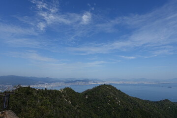 Fototapeta na wymiar 広島宮島からの眺望　青い空と雲