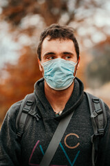 Obraz premium Man wearing mask