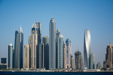 Fototapeta na wymiar Skyline von Dubai mit Wolkenkratzer 