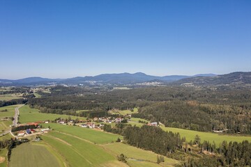 Fototapeta na wymiar Bild einer Luftaufnahme mit einer Drohne der Landschaft im bayerischen Wald bei Grafenau mit den Berg kleiner und großer Rachel, Deutschland