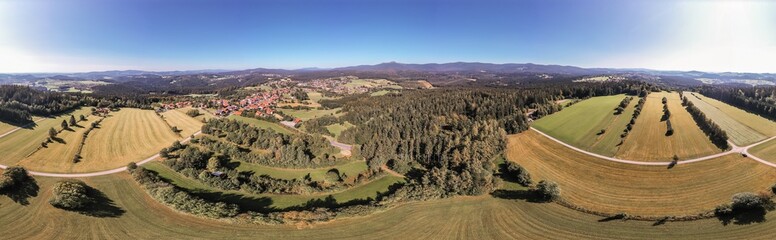 Fototapeta na wymiar Bild einer Panorama Luftaufnahme der Landschaft im bayerischen Wald mit den Berg Lusen und Rachel und Arber, Deutschland