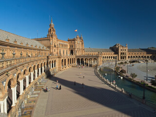 Fototapeta premium Historic building and canal in Plaza de España