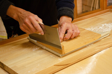 Cutting soba noodles