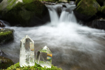 沢をバックに苔の上の水晶の結晶