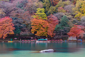 嵐山の紅葉と屋形船