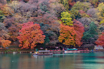 嵐山の紅葉と屋形船