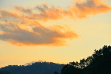 空と山並み夕焼け