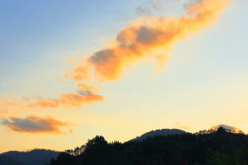 空と山並み夕焼け