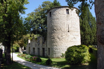 Fototapeta na wymiar Ville de Saint-Maur-des-Fossés, parc de l'Abbaye et la Tour Rabelais (vestiges), département du Val-de- Marne, France