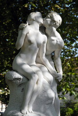 Ville de Saint-Maur-des-Fossés, sculpture d'un couple enlassé, département du Val-de- Marne, France