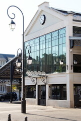 Ville de Saint-Maur-des-Fossés, marché couvert de La Varenne, réverbère en premier plan,...