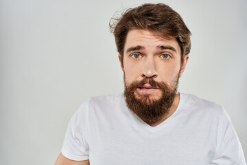 Obraz premium Bearded man gesturing with hand white cropped t-shirt studio lifestyle