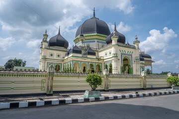 Fototapeta na wymiar historical mosque with architecture that is thick with Malay culture