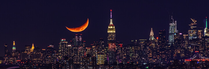 Fototapeta na wymiar Moon over Manhattan