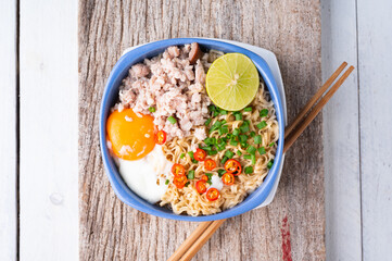 Instant noodles with minced pork and egg in bowl.