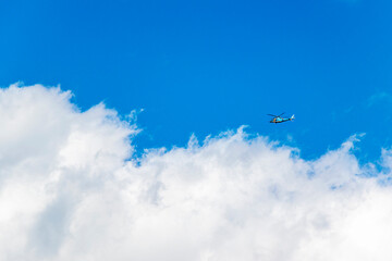 大空を飛ぶヘリコプター
