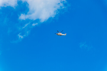 青空とヘリコプター