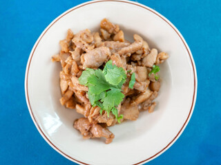 Garlic Fried Chicken is a very popular dish in Thailand. It is food that can be found for living in Thai street food stores. The main ingredients are chicken with garlic and garnished with coriander.