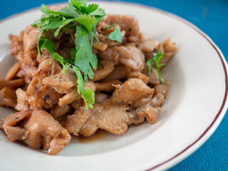 Garlic Fried Chicken is a very popular dish in Thailand. It is food that can be found for living in Thai street food stores. The main ingredients are chicken with garlic and garnished with coriander.