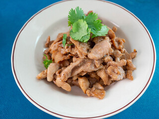 Garlic Fried Chicken is a very popular dish in Thailand. It is food that can be found for living in Thai street food stores. The main ingredients are chicken with garlic and garnished with coriander.
