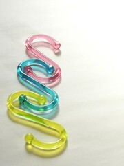 カラフルなS字フック