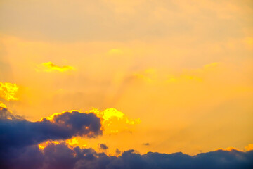 【夕日イメージ】夕日に照らされた空