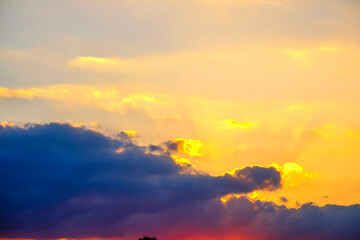 【夕日イメージ】夕日に照らされた空