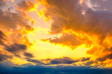 【夕日イメージ】夕日に照らされた空