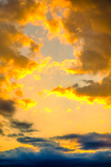 Fototapeta premium 【夕日イメージ】夕日に照らされた空