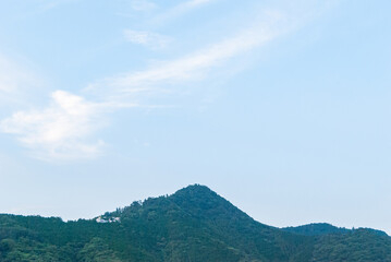 夏の日本の田んぼと空と山