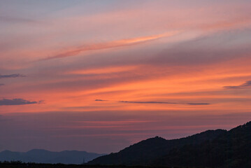 マジックアワーの綺麗な夕焼けと池に反射した夕焼け空