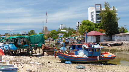 Fototapeta na wymiar bateaux de pêche sur une plage de Thaïlande