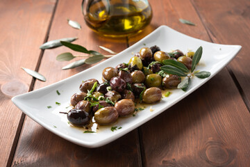 Olive saltate in padella e condite con olio extra vergine di oliva, aglio e prezzemolo, Cucina...