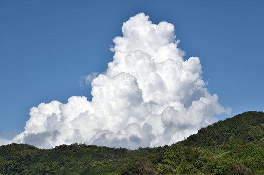 「入道雲」の写真素材 | 236,224件の無料イラスト画像 | Adobe Stock