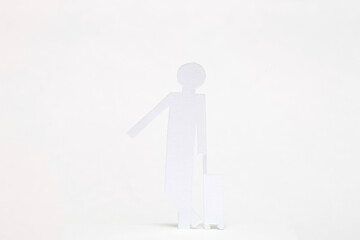 ペーパークラフトのキャリーバックを持つ男性