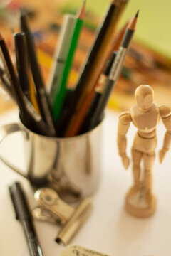mannequin articulé en bois pour le dessin et pot à crayons