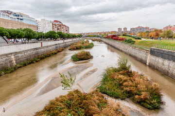 Obraz premium Manzanares river as it passes through legazpi, in the arganzuela neighborhood in the city of madrid