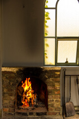 暖炉と古い窓