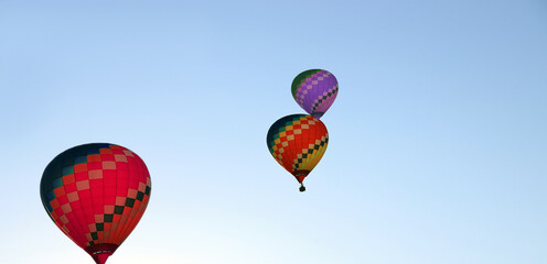 Obraz premium hot air balloon in the sky over the city