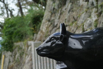 遠くを見つめる牛の石像