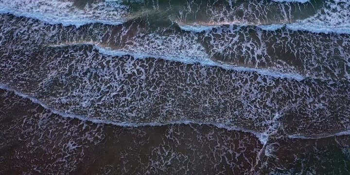 美しい夕暮れを海岸で2K59.94pでドローン撮影