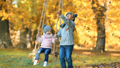Kinder im Park im Herbst