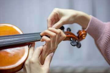 helping the teacher to keep his hand on the violin correctly, placing children's hands when playing...
