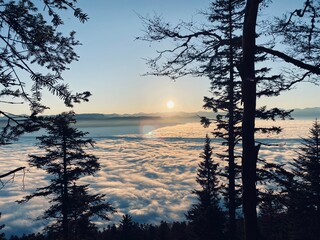 Lever de soleil sur un lac de nuage. Panorama de nuage