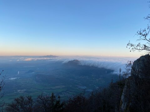 Lever de soleil sur un lac de nuage. Panorama de nuage © Fabien