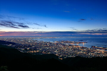 日本三大夜景である摩耶山掬星台からの明け方の夜景
